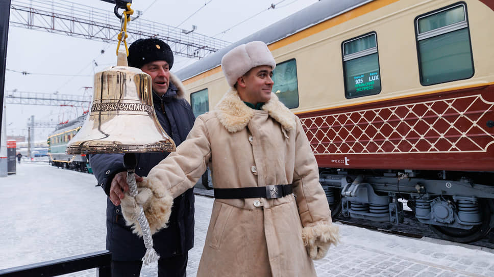 Сигналом для отправления, по традиции, стал звук станционного колокола