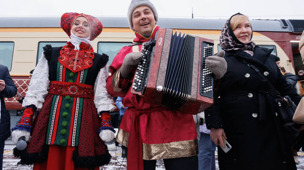 Встречали и провожали гостей под звуки баяна