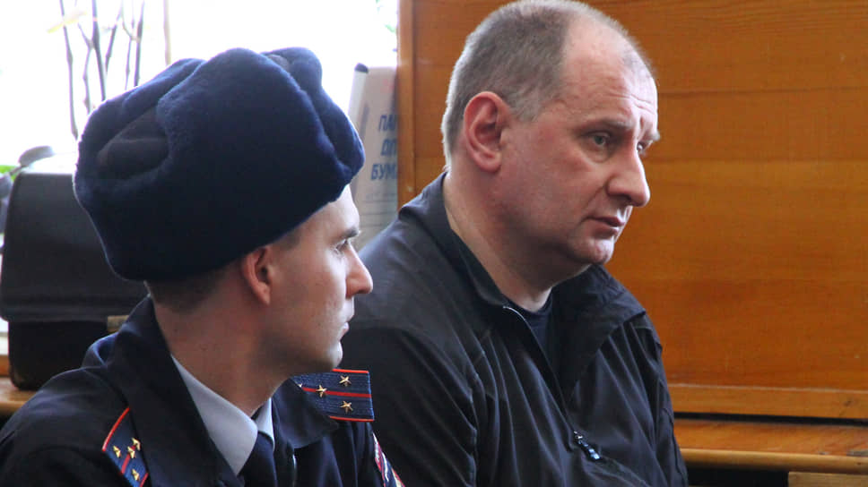 Михаил Клок (справа) перед заседанием в Верх-Исетском районном суде, 2016 год 