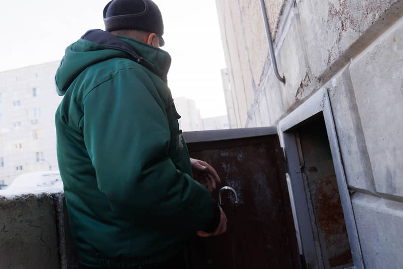 Тренировка действия жильцов дома в городе Березовский на случай атаки с воздуха.
