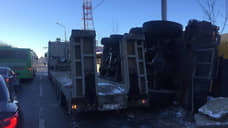 В Тюмени опрокинулся автокран, движение перекрыто