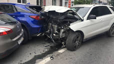Пьяный водитель устроил в центре Тюмени ДТП с участием шести машин