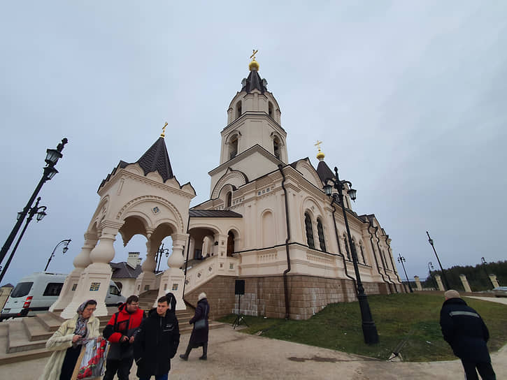 Храм Архангела Михаила в селе Новоипатово (Сысертский район) 