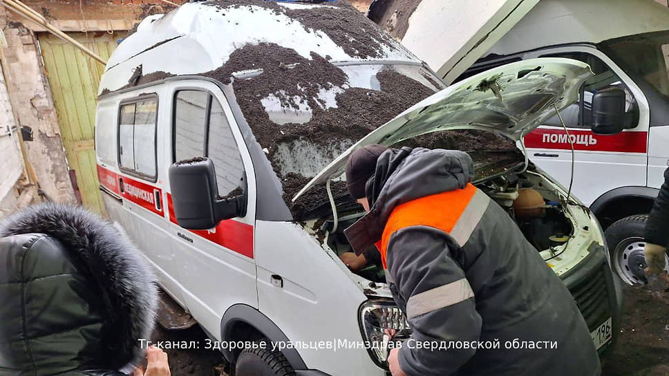 В Качканаре начали разбирать кровлю обвалившегося гаража скорой помощи