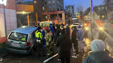 В Екатеринбурге легковушка сбила пешехода и врезалась в магазин «Монетка»