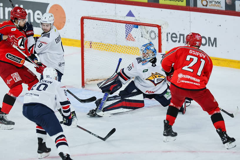 Хоккейный клуб «Автомобилист» проиграл «Металлургу» из Магнитогорска третий матч серии 1/2 финала плей-офф КХЛ со счетом 2:3 ОТ.