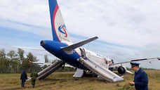 Пилот «Уральских авиалиний», который экстренно посадил самолет в поле, уволился