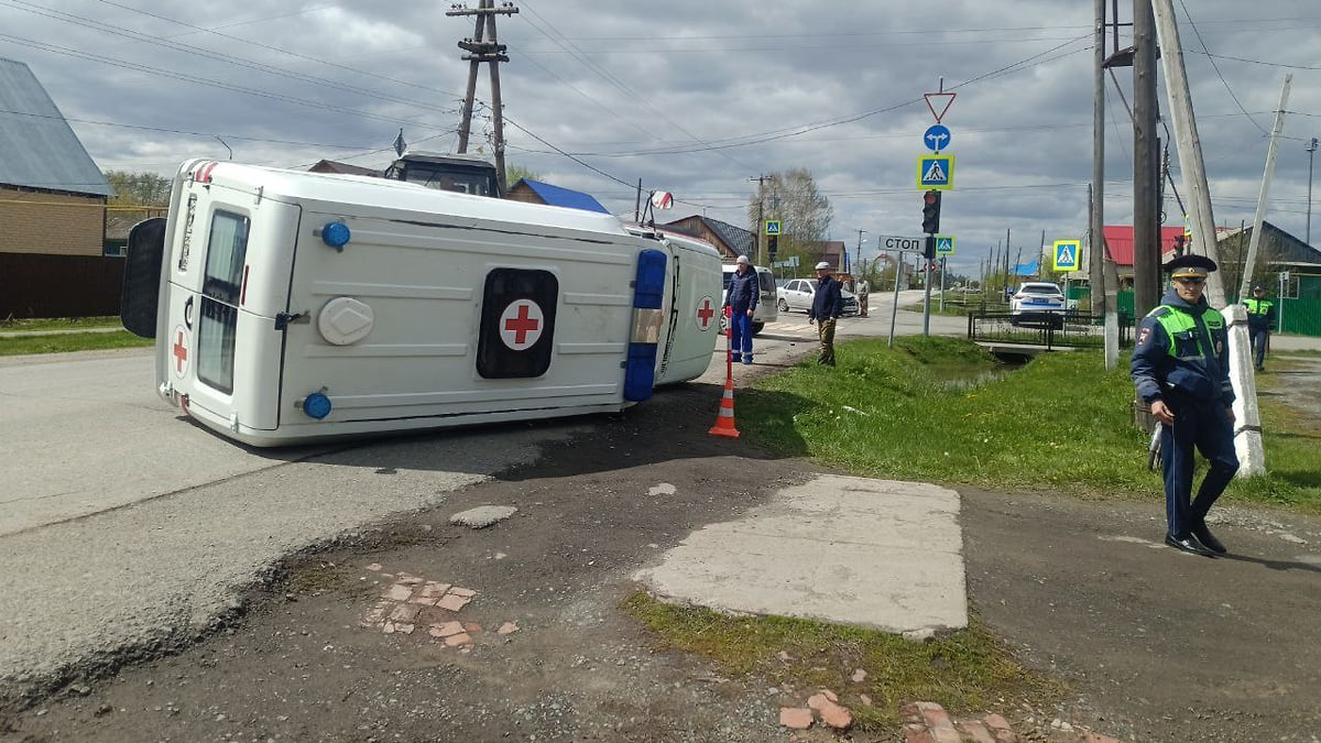 В тюменском поселении машина скорой помощи опрокинулась во время ДТП –  Коммерсантъ Екатеринбург