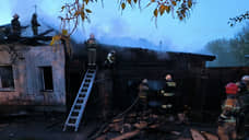 В Екатеринбурге на улице Походная ночью загорелся частный дом