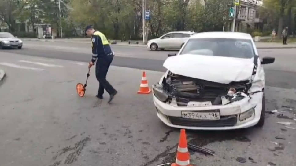 В Екатеринбурге на ул. Комсомольская, 104 произошло ДТП, в котором пострадали три человека, в том числе — два несовершеннолетних пассажира.