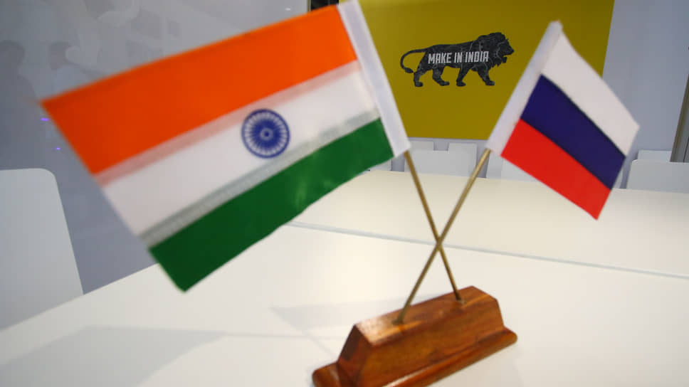 Флаги России и Индии 