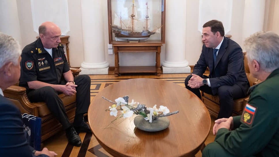 Губернатор Свердловской области Евгений Куйвашев (справа) провел рабочую встречу с новым военным прокурором Центрального военного округа (ЦВО) Константином Ольховатенко (слева).