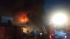 В Екатеринбурге ликвидировали крупный пожар площадью 800 кв. м в автосервисе