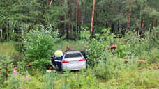 На свердловской трассе машина врезалась в дерево, погибли два человека