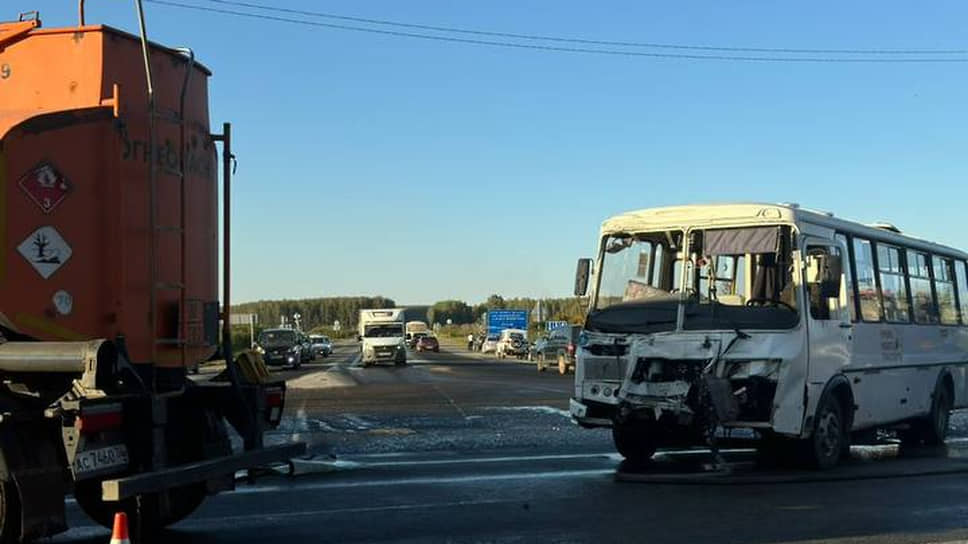 В Свердловской области в ДТП с автобусом и бензовозом пострадали восемь человек