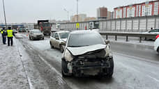 На выезде из Тюмени произошла массовая авария с пятью автомобилями