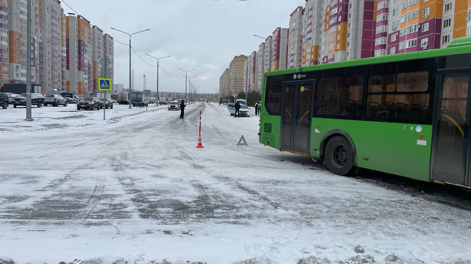 В Тюменской области в ДТП с автобусом пострадали четыре человека