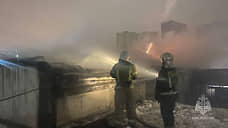 В Екатеринбурге загорелась кровля здания на ул. Учителей