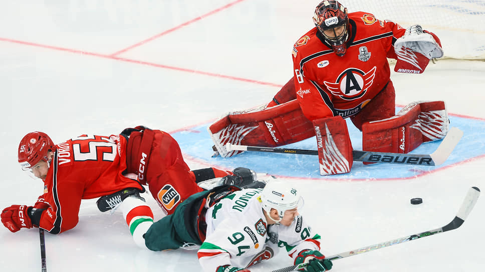 Матч между командами "Автомобилист" (Екатеринбург) - "Ак Барс" (Казань) 