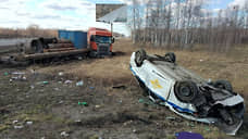 На трассе Тюмень — Омск фура въехала в машину ДПС