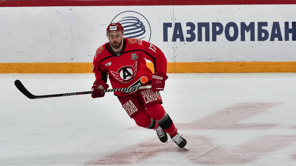 Игрок ХК "Автомобилист" Брукс Мэйсек