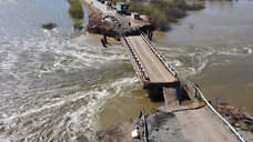 Моор: вода размыла часть дороги у моста в Казанском районе, движение перекрыто