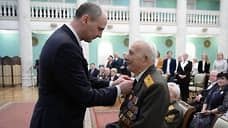 Паслер вручил атрибуты почетного гражданина Свердловской области восьми ветеранам