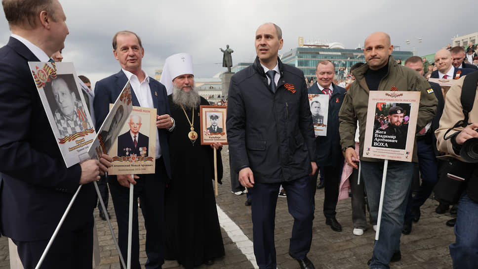 Митрополит Екатеринбургский и Верхотурский Евгений (третий слева), временно исполняющий обязанности губернатора Свердловской области Денис Паслер (в центре), полномочный представитель президента РФ в Уральском федеральном округе Артем Жога (справа) во время акции