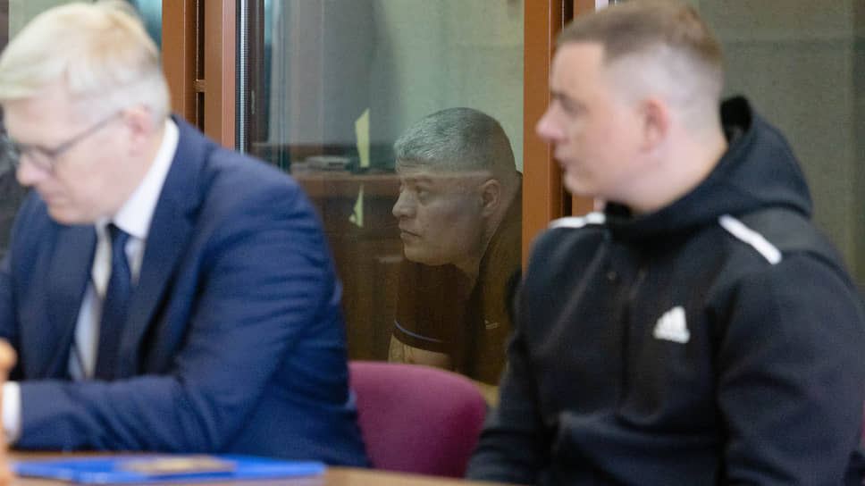 Аббас Гулиев в кабине для обвиняемых