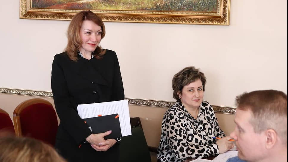 Мэр Североуральска Светлана Миронова (слева)