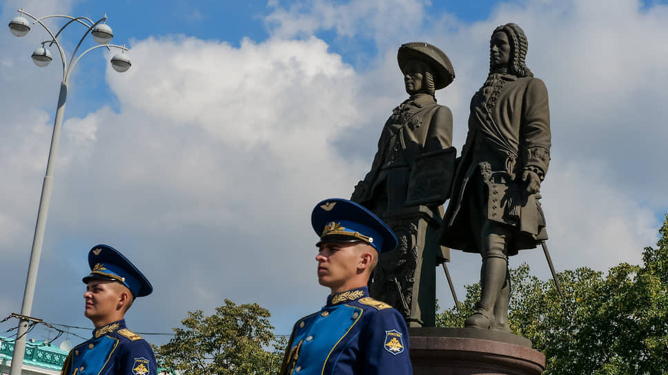 памятник основателям Екатеринбурга Василию Татищеву и Вильгельму де Геннину