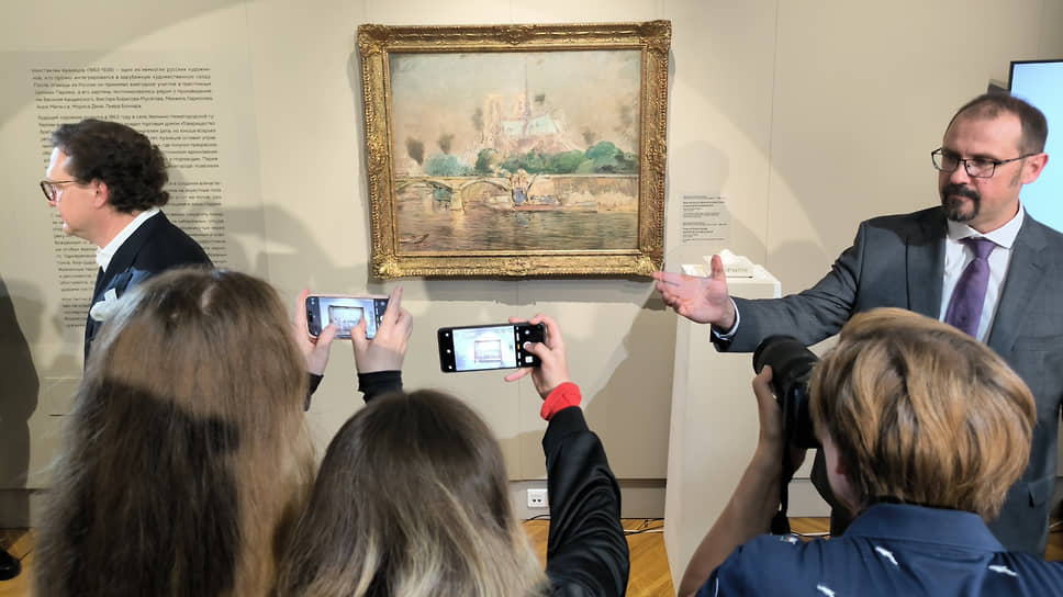 Торжественная церемония передачи в дар Екатеринбургскому музею изобразительных искусств картины «Вид на Нотр-Дам и остров Сите в закатном освещении» русского импрессиониста Константина Кузнецова