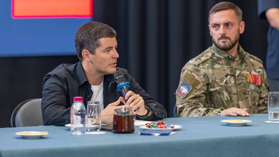 Дмитрий Артюхов (слева)