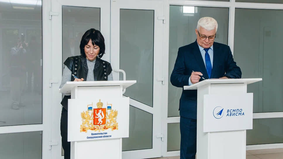 Заместитель губернатора — министр здравоохранения Свердловской области Татьяна Савинова (слева) и генеральный директор корпорации «ВСМПО-Ависма» Дмитрий Трифонов (справа) во время подписания соглашения