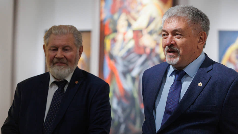 Первый вице-президент Российской Академии художеств Виктор Калинин и и.о. председателя регионального отделения Урала, Сибири и Дальнего Востока Российской академии художеств Михаил Шишин на выставке 