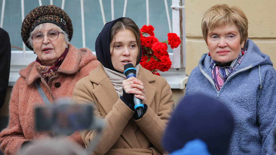 Слева направо: жена писателя Ирина Крапивина,  внучка Дарья Крапивина, руководитель центра гражданско-патриотического воспитания &quot;Каравелла&quot; Лариса Крапивина