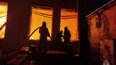 В Монетном под Екатеринбургом загорелось здание на площади 800 кв. м