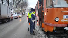 В Екатеринбурге 11-летняя девочка попала под трамвай, опаздывая в школу