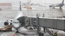 В Кольцово массово задержали рейсы после снегопада