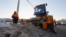 В уборке снега в Екатеринбурге участвовали более 100 машин и 230 рабочих