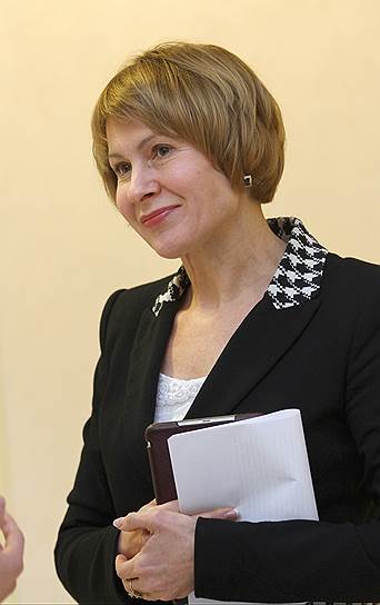 Елена Чечунова в 2010-2011 годах возглавляла Свердловскую областную думу. После выборов в 2016 году нового состава регионального парламента стала руководителем фракции «Единой России»