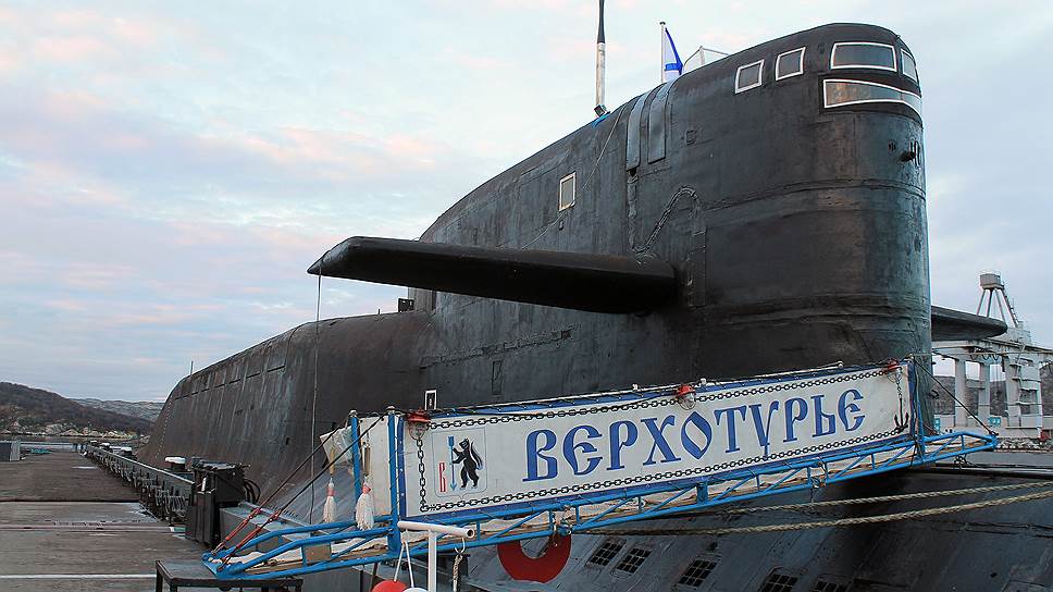 Атомный ракетный подводный крейсер стратегического назначения К-51 был заложен на «Севмаше» в Северодвинске 23 февраля 1981 года под названием «Имени XXVI съезда КПСС». 7 марта 1984 года был спущен на воду, 30 декабря 1984 года состоялась церемония поднятия Военно-морского флага и входа лодки в состав ВМФ. Этот день объявлен ежегодным праздником корабля. К-51 стал головным кораблём в серии из семи подводных крейсеров проекта 667БДРМ «Дельфин» (Delta-IV в терминологии НАТО), построенных с 1981 по 1992 год. В 1999 году был назван в честь города Верхотурье (Свердловская область). Предельная глубина погружения 550-650 м