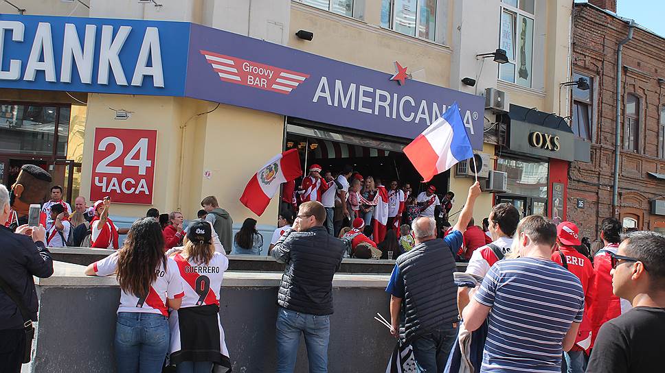 Перед матчем иностранные болельщики по традиции окуппировали бар &quot;Американка&quot; на пешеходной улице Вайнера