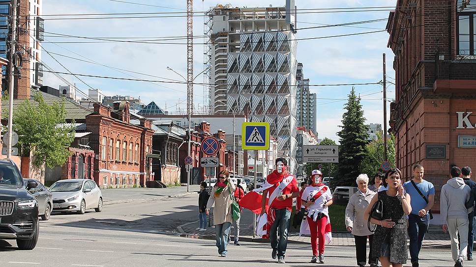 Болельщики на улицах Екатеринбурга перед матчем между сборными командами Франции и Перу. 