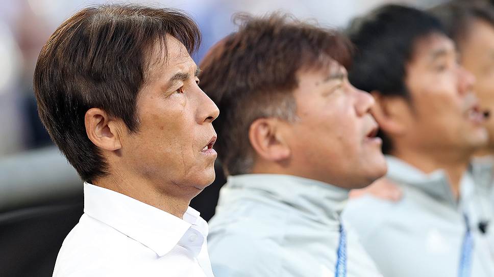 Главный тренер сборной Японии Нисино Акира (слева) во время матча.