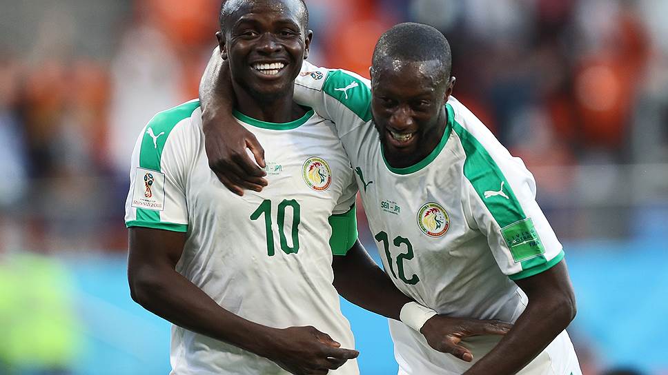 Игроки сборной Сенегала Садио Мане (слева) и Юссуф Сабали (справа) во время матча.