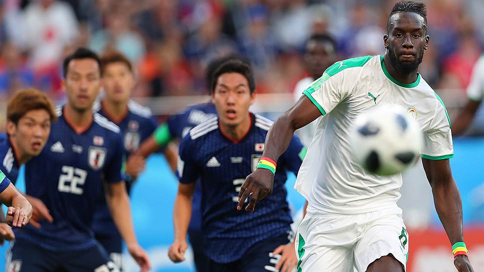 Матч между сборными командами Японии и Сенегала прошел на стадионе &quot;Екатеринбург Арена&quot;. Игрок сборной Сенегала Салиф Сане (справа) во время матча.