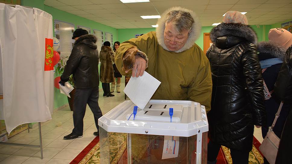 Оленевод из Ямальского района Евгений Худи на избирательном участке в день выборов президента России 18 марта.
