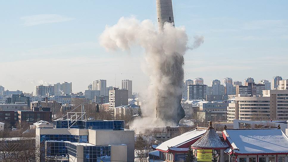 Утром 24 марта 2018 года в Екатеринбурге была снесена с помощью взрыва недостроенная телевизионная башня около цирка. Ее строительство началось в 1983 году, было остановлено по экономическим причинам в 1991 году на отметке около 230 м. Степень готовности объекта оценивалась в 47%, степень изношенности — 24,6%. В июле 2017 года заксобрание региона одобрило передачу участка под телебашней в собственность УГМК. Компания планирует к 2021 году на этом месте возвести ледовую арену для ХК «Автомобилист». Противники сноса провели несколько акций «Обними телебашню». 
