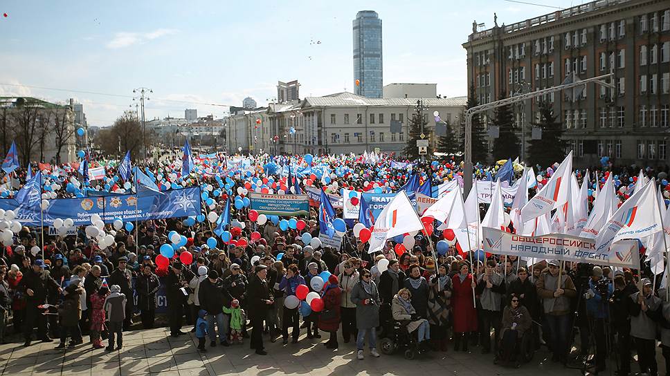 Участники первомайской демонстрации на проспекте Ленина.